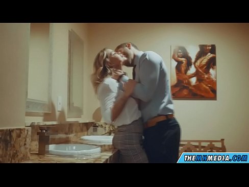 ❤️ Büyük memeli bir sarışın seni umumi tuvalette baştan çıkardığında ❤❌ Sikiş videosu bizde ❌